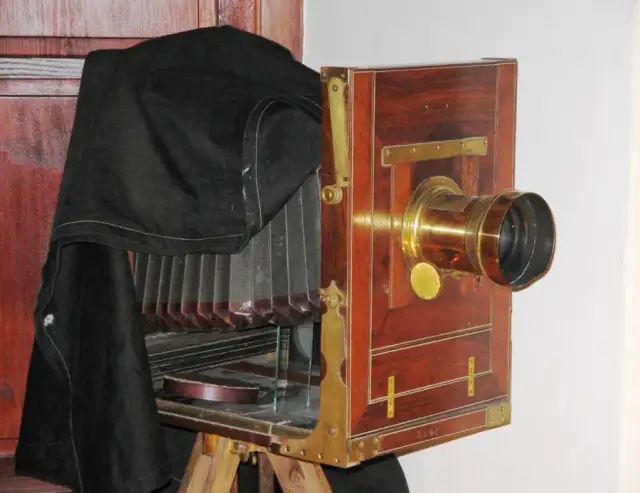 Kiedy wynaleziono aparat fotograficzny? Historia od camera obscura do cyfry