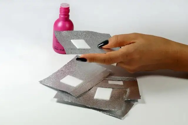 Ile trzymać aceton na hybrydach? Bezpieczne usuwanie w 10 minut