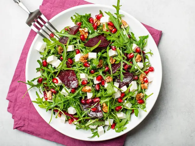 Sałatki na grilla: 15+ przepisów! Klasyki, hity, bez majonezu