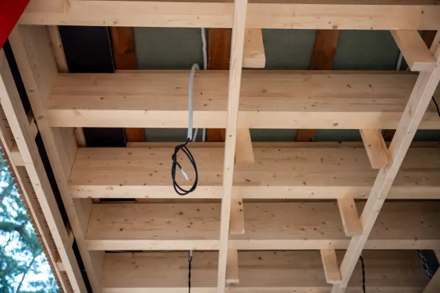 Czy strop drewniany może się zawalić? Zrozum ryzyko i jak mu zapobiec