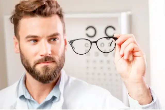 Okulista czy optometrysta? Kto lepiej dobierze okulary?