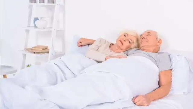 Jaki materac dla starszej osoby zapewni komfort i wsparcie zdrowotne?