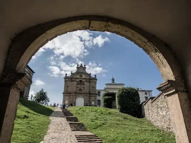 Święty Krzyż atrakcje – odkryj najpiękniejsze miejsca i historie