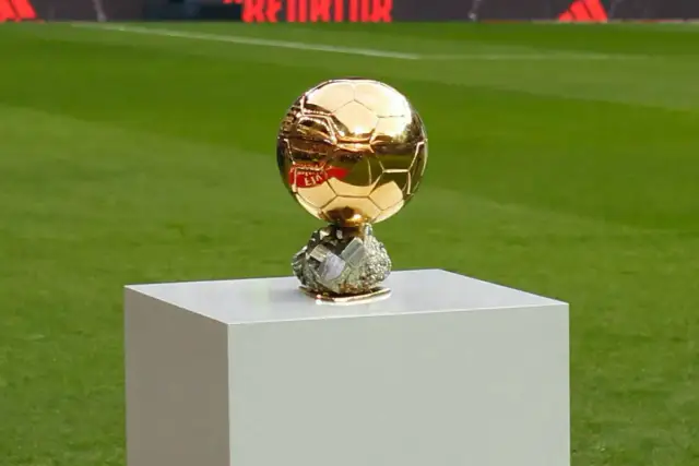 Złota Piłka, symbol piłkarskiej chwały, lśni na piedestale. Ile jest warta złota piłka? To pytanie zadaje sobie każdy kibic.