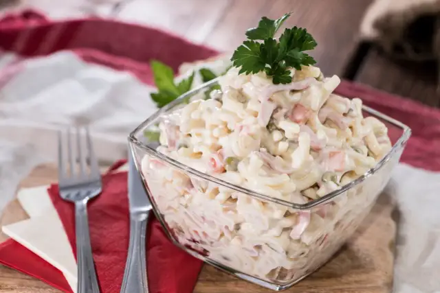 Sałatka z zupek chińskich: hit imprezy w 15 minut? Sprawdź przepis!