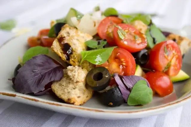 Jak uratować przesoloną sałatkę? Skuteczne metody na ratunek