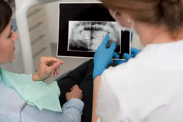 Dentysta po porodzie: Kiedy iść? Bezpieczne leczenie karmiąc piersią