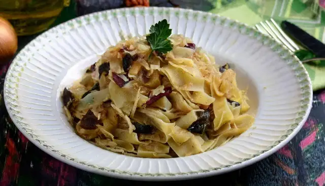 Łazanki z kapustą i grzybami: Najlepszy makaron? Poznaj sekrety!