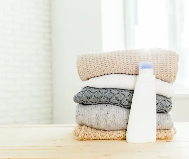 Jak prać swetry w pralce, aby uniknąć uszkodzeń i kurczenia się