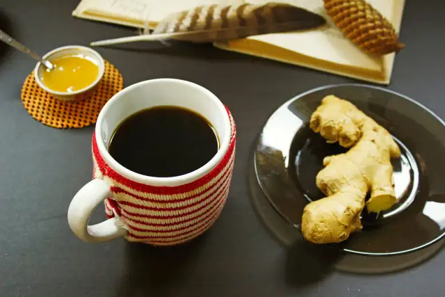 Jak zrobić kawę z imbirem? Przepis, korzyści i przeciwwskazania