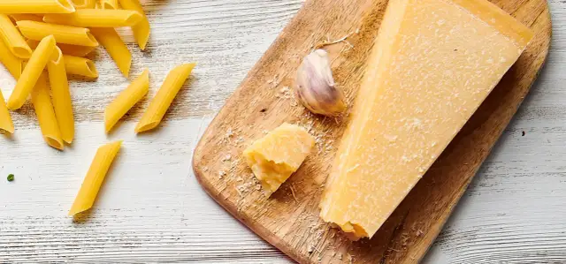 Co to jest parmezan? Poznaj sekrety tego wyjątkowego sera