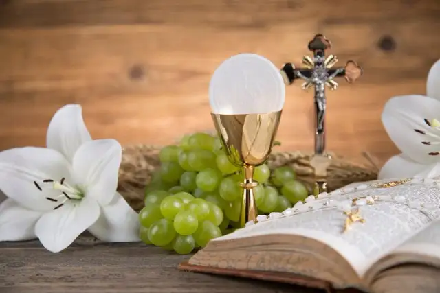 Komunii czy Komuni? Poznaj poprawną formę raz na zawsze!