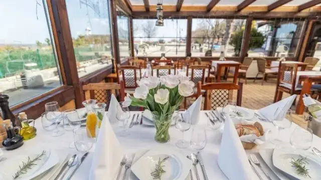 Gdzie zjeść w Ustce? Odkryj najlepsze restauracje i bary nad morzem