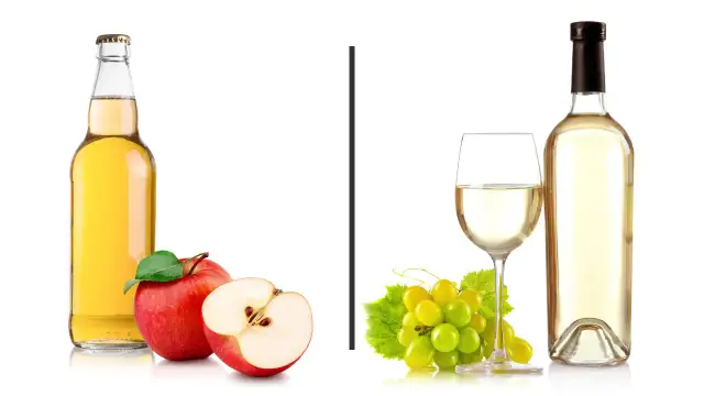 Jabłkowy drink czy białe wino? Po lewej butelka z jabłkowym napojem i jabłka, po prawej kieliszek i butelka białego wina z winogronami.