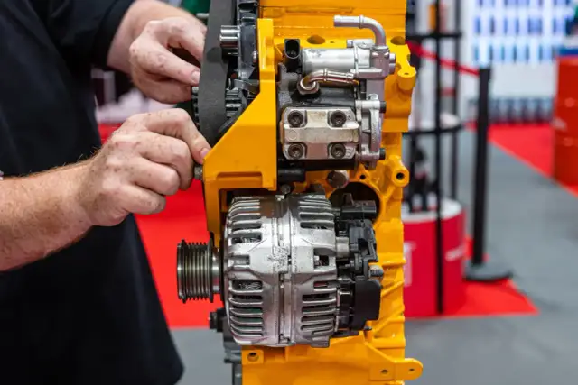 Jak umyć alternator z oleju? Uniknij błędów i awarii!