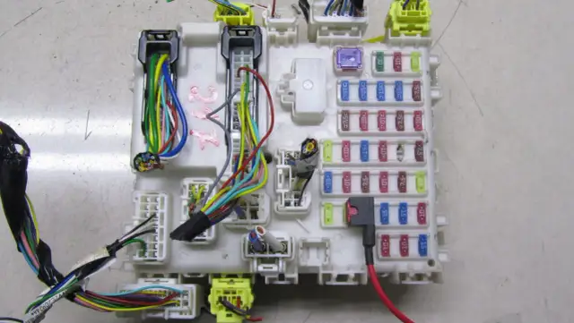 Gdzie są bezpieczniki w Suzuki SX4? Odkryj ich lokalizację i więcej