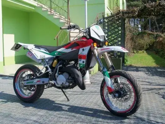 Husqvarna SM 125 – idealny motocykl dla początkujących i nie tylko