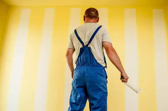 Jaką farbą pomalować tapety, aby uniknąć problemów z trwałością?