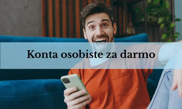 Młody mężczyzna z telefonem cieszy się z darmowych kont osobistych. Różne rodzaje kont bankowych dostępne online.