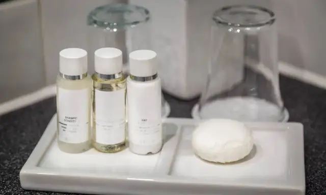 Co zabrać z hotelu? Przewodnik po gratisach i zakazach