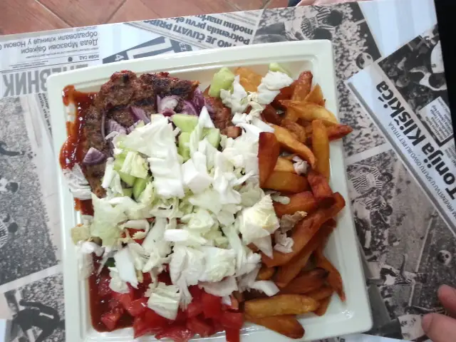 Cevapi, Pljeskavica, Ajvar: Bałkański grill express w Twoim ogrodzie!