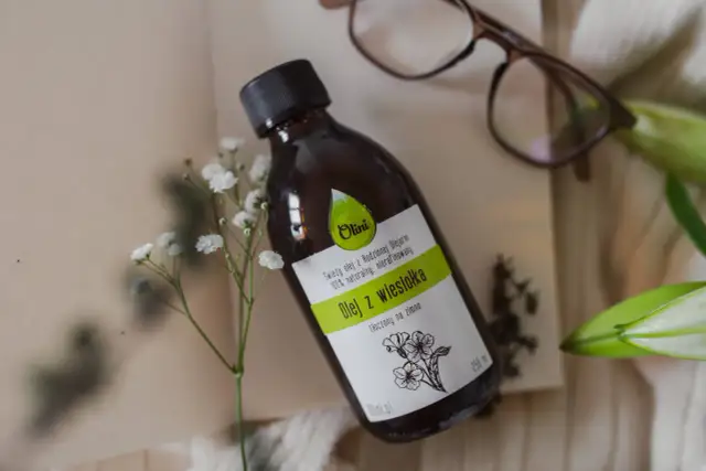 Butelka z naturalnym, nierafinowanym olejem z wiesiołka, idealnym do pielęgnacji włosów. Delikatne kwiaty podkreślają jego naturalne pochodzenie.