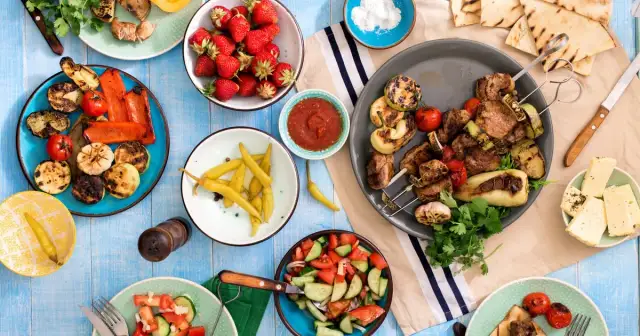 Sałatki na imprezę: Hity, które znikną z talerzy! Szybkie przepisy.