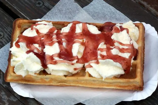 Ile naprawdę kosztuje gofr nad morzem? Sprawdź, jak nie przepłacić!