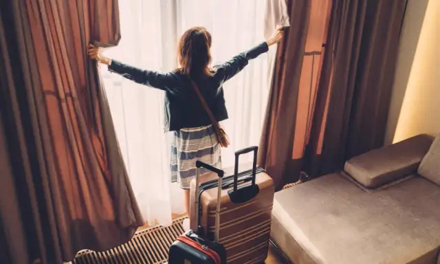 Jak szukać tanich noclegów i unikać ukrytych kosztów w podróży