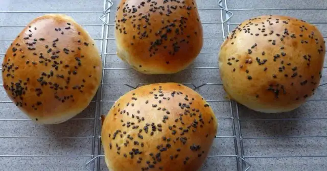 Jak podgrzać bułki do hamburgerów, aby uniknąć ich przesuszenia