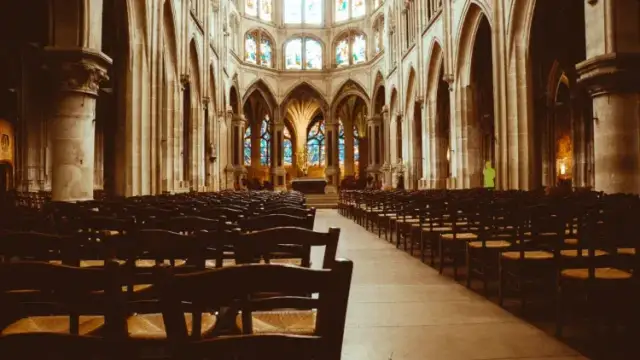 Czy można wierzyć w Boga i nie chodzić do kościoła? Oto prawda