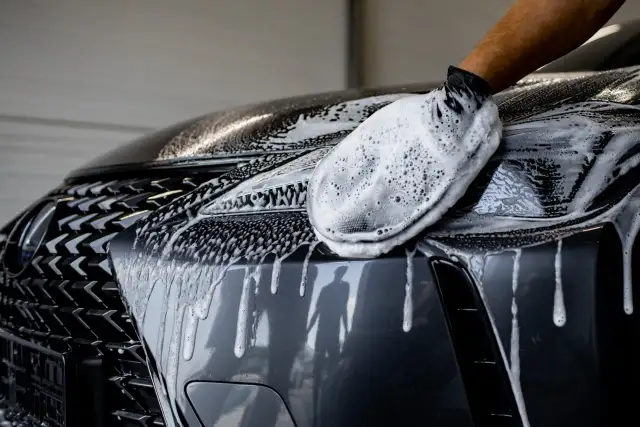 Jak myć samochód na myjni krok po kroku? Lśniący lakier bez rys