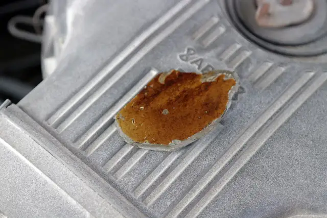 Fragment metalowej części silnika z widocznymi śladami rdzy i uszkodzeń, mogącymi wskazywać na objawy zatarcia silnika.