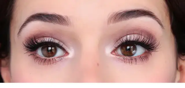 Czy sztuczne rzęsy niszczą naturalne? Oto prawda, którą musisz znać