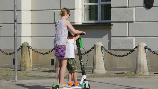Czy hulajnogą można jeździć po chodniku? Przepisy, które musisz znać