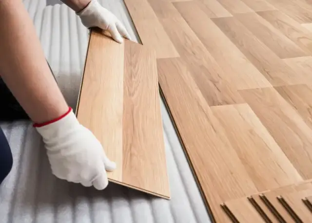 Panele podłogowe i ścienne: Koszt montażu uniknij ukrytych opłat!