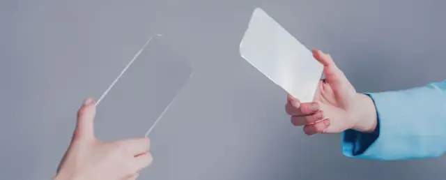 Która opcja lepiej chroni ekran smartfona: folia hydrożelowa czy szkło?