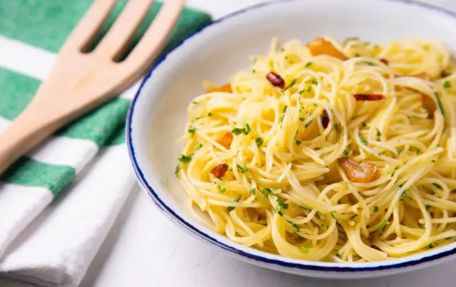 Spaghetti Aglio e Olio: Idealny przepis i sekrety smaku