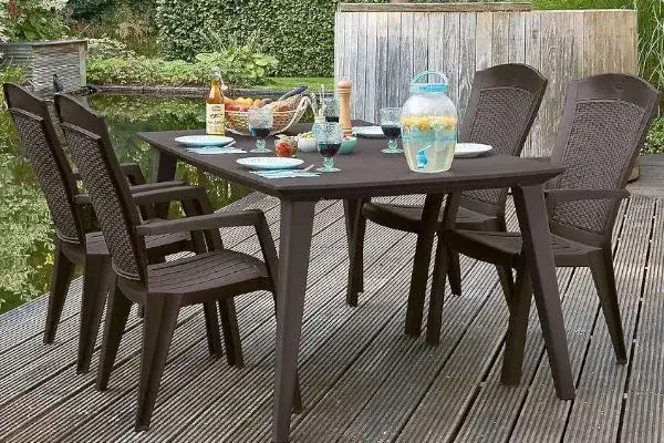 Jak pomalować plastikowe krzesła, aby uzyskać trwały efekt?