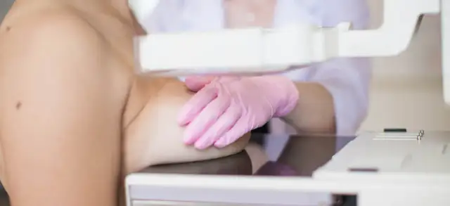 Czy ginekolog bada piersi? Klucz do Twojego zdrowia!