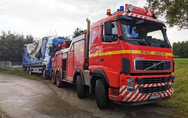 Holowanie ciężarówki z przyczepą? Sprawdź, czy to legalne!