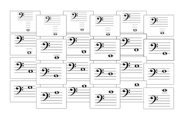 Wiele kart z pięciolinią i kluczem basowym, niektóre z nutami. Klucz basowy jest tu kluczowy.