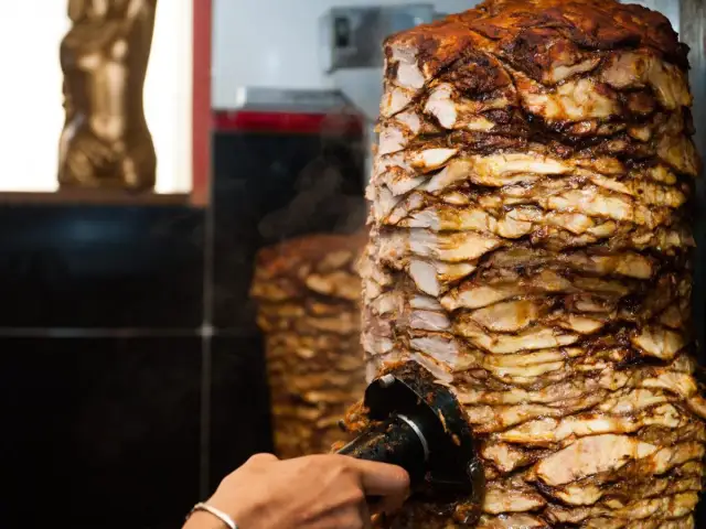 Kebab: Turecki czy niemiecki? Odkryj zaskakujące korzenie