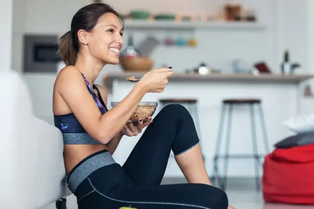 Ile nie jeść przed bieganiem, aby uniknąć dyskomfortu i problemów?