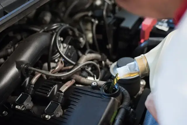 Co to jest odma w samochodzie i jak może zniszczyć twój silnik?
