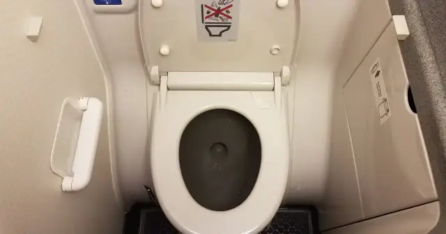 Jak działa toaleta w autokarze? Poznaj jej tajemnice i zasady użytkowania