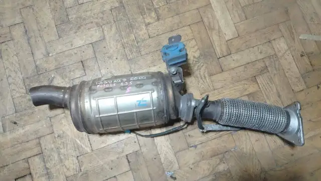 Filtr DPF z Renault Laguna 3 2.0 dCi na drewnianej podłodze.