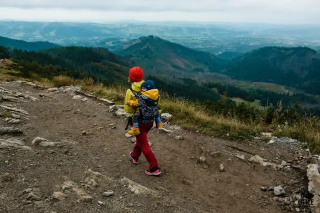 Góry z rocznym dzieckiem? Odkryj bezpieczne szlaki i porady!