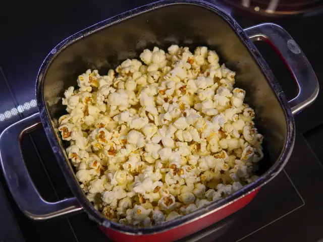 Jak zrobić popcorn maślany na patelni: najlepszy przepis krok po kroku