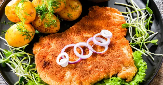 Ile kalorii ma schabowy z ziemniakami i surówką? Sprawdź teraz!